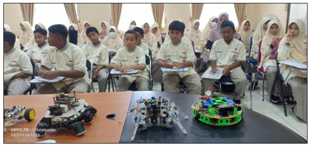 KUNJUNGAN EDUKATIF SISWA SMPIT AZKIYA BIREUEN KE LAB ROBOTIKA POLITEKNIK NEGERI LHOKSEUMAWE